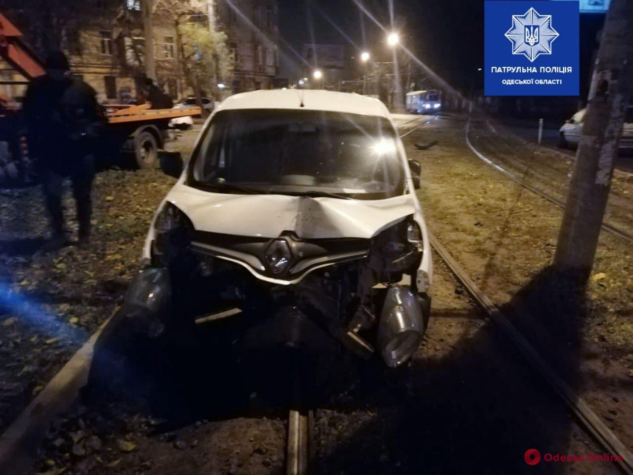 В Одессе пьяный лихач на Renault снес дорожный знак и пытался скрыться