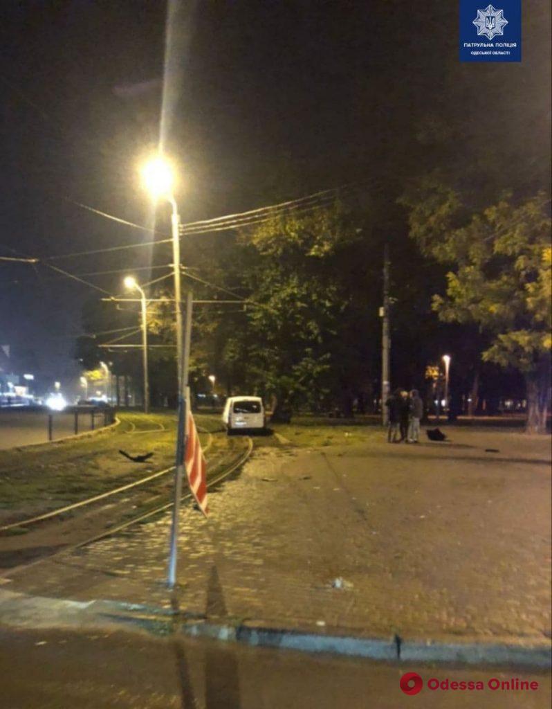 В Одессе пьяный лихач на Renault снес дорожный знак и пытался скрыться