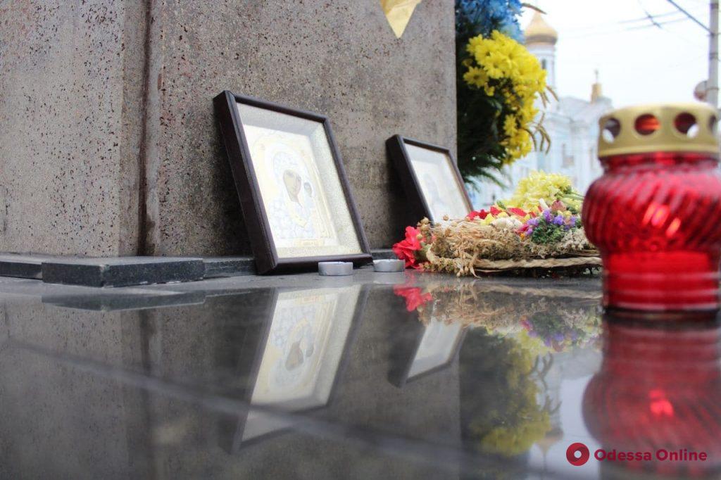 На Лидерсовском бульваре возложили цветы к памятному знаку жертвам Голодомора (фоторепортаж)
