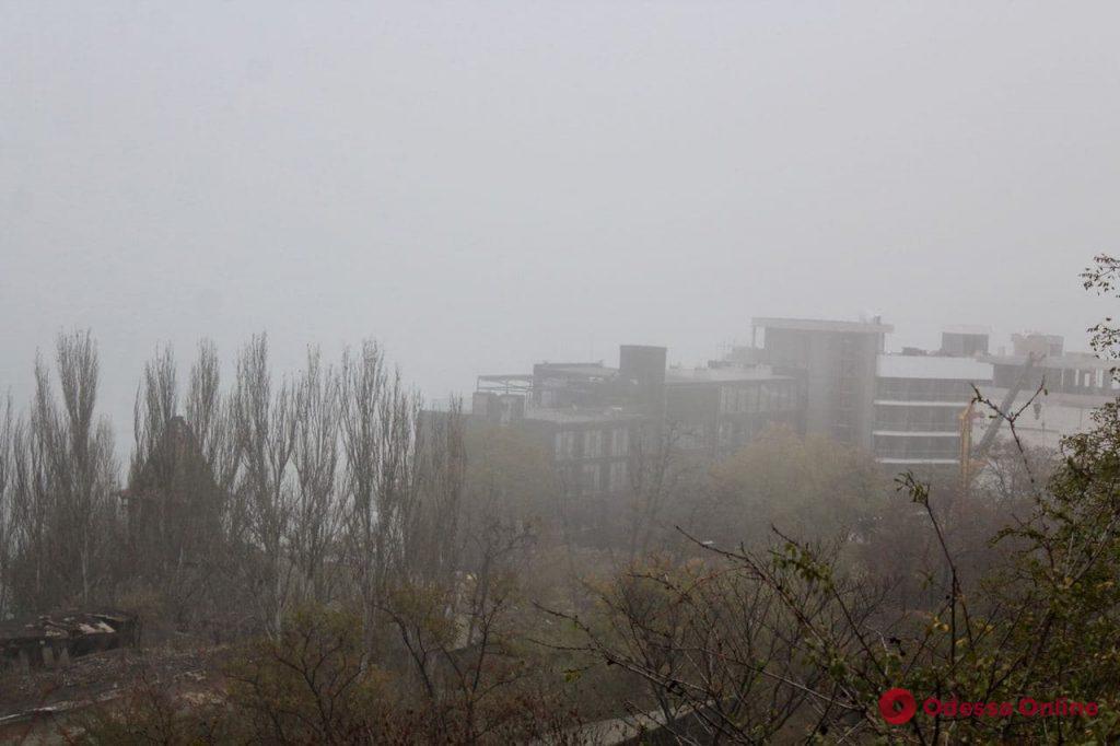 Одесса погрузилась в густой туман (фото)