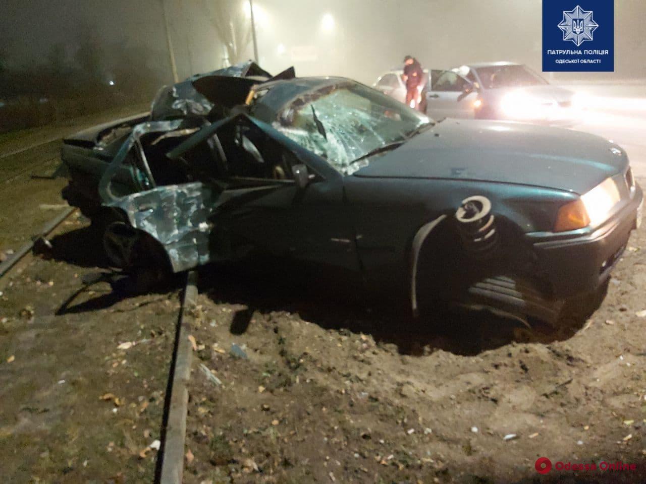 На Николаевской дороге BMW врезался в столб – двое пострадавших