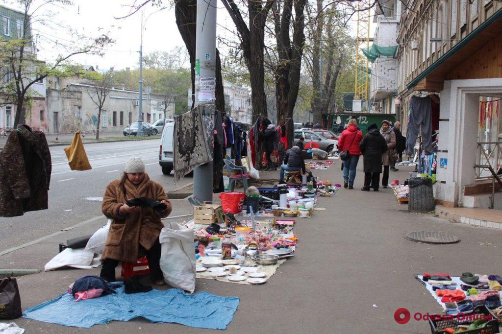 Пустынные улицы и стихийные торговцы без масок: как в Одессе соблюдают карантин «выходного дня» (фото)