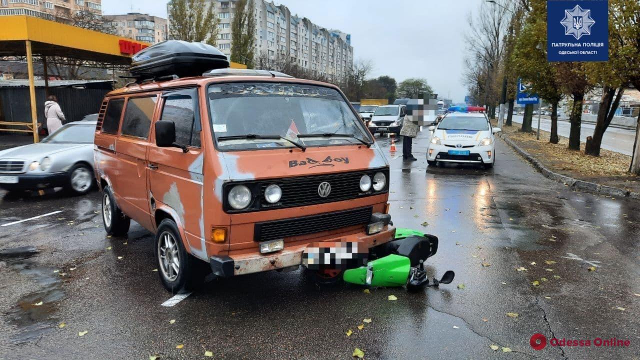 На поселке Котовского в ДТП пострадал 17-летний мопедист
