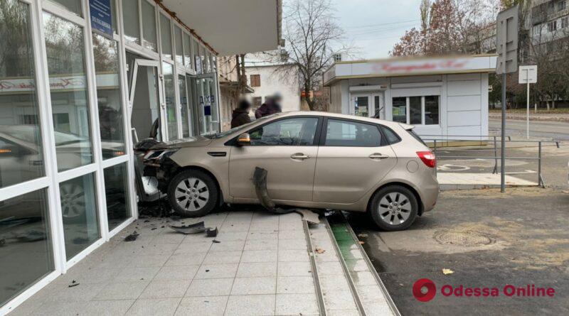 В Измаиле женщина-водитель въехала в двери поликлиники