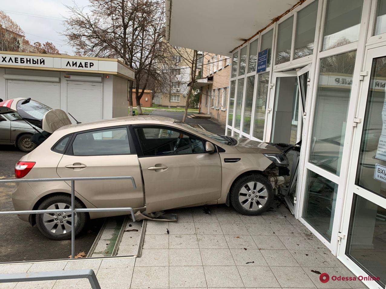 В Измаиле женщина-водитель въехала в двери поликлиники