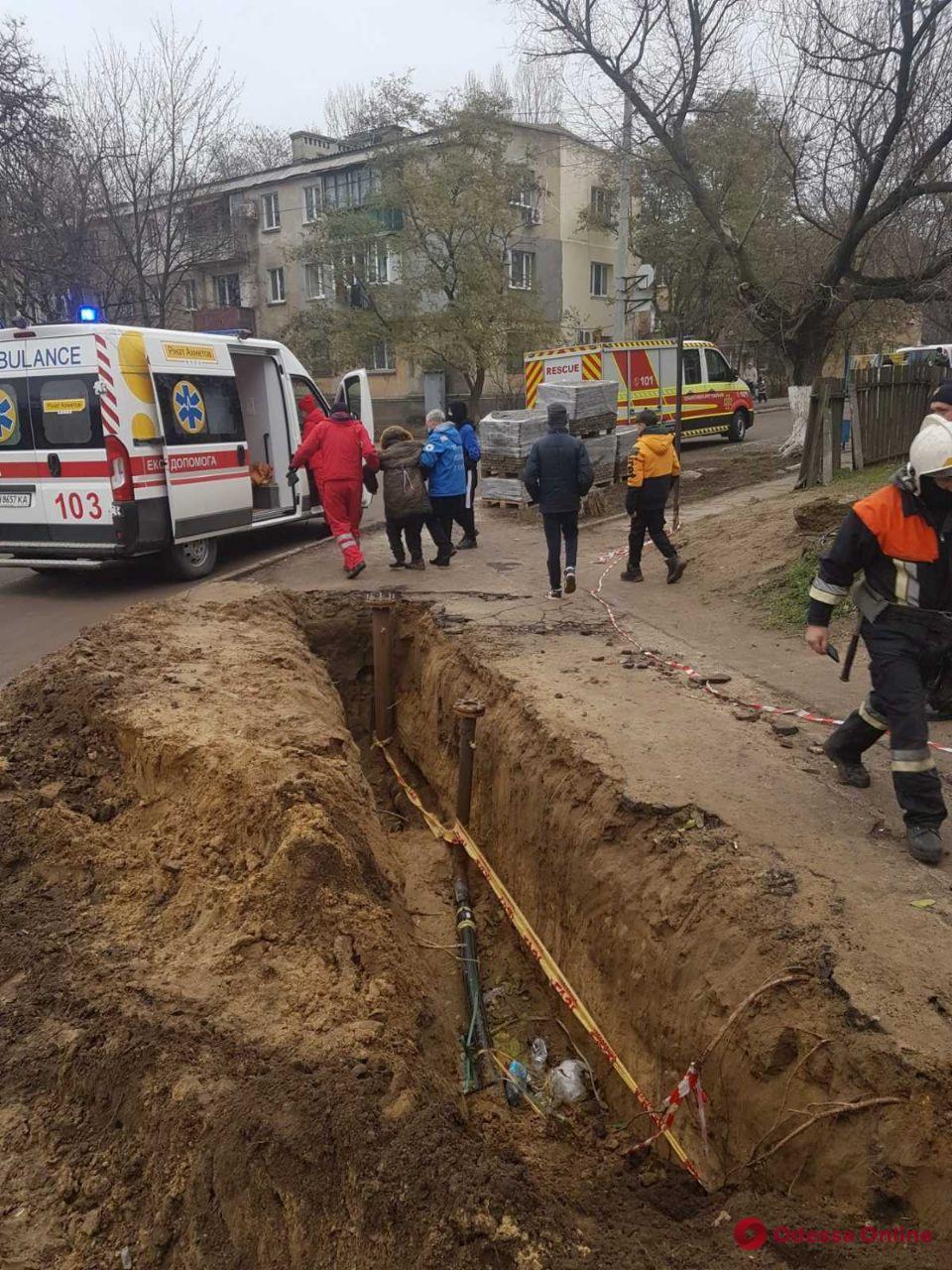 В Белгороде-Днестровском спасали упавшую в траншею 74-летнюю женщину