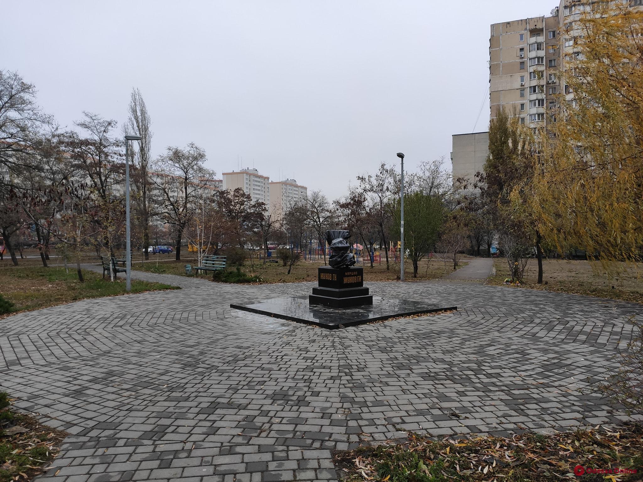 Одесса: на постамент от памятника маршалу Жукову поставили унитаз (фотофакт)