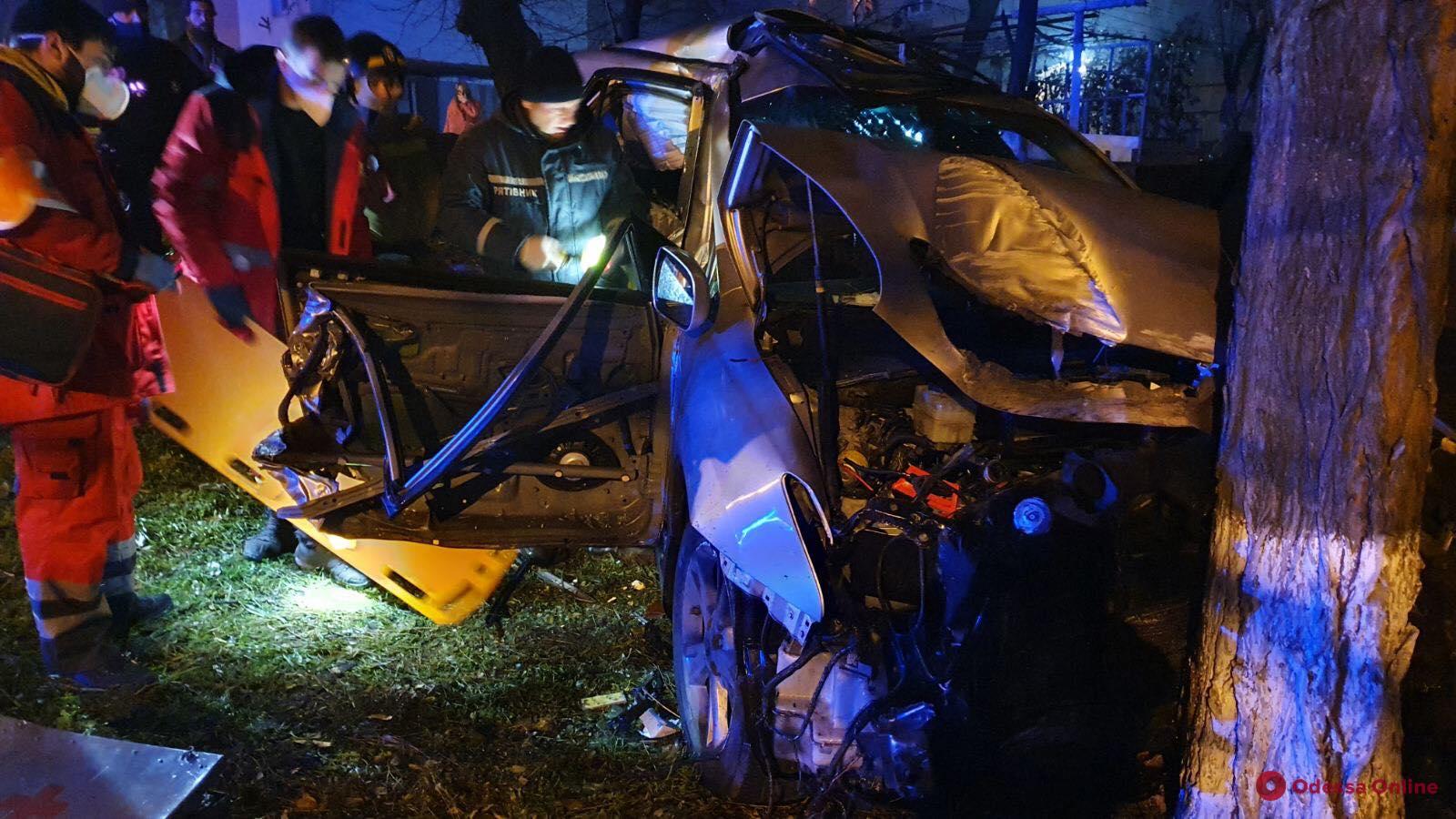 На Ольгиевском спуске Lexus RX врезался в бетонный забор, а затем в дерево – пассажира доставали спасатели (фото)