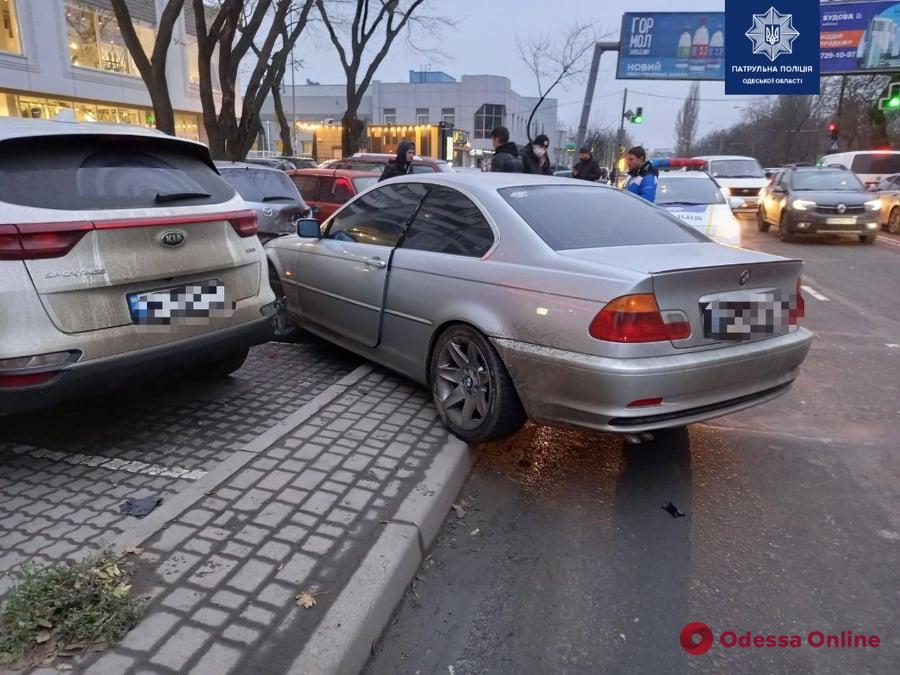 В Одессе автоледи на BMW протаранила три припаркованных машины