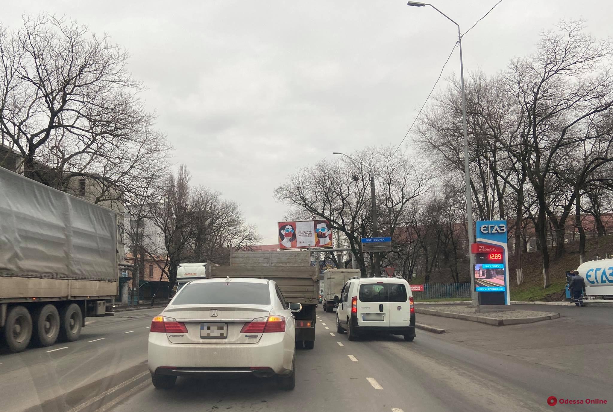 В Одессе столкнулись легковушка и грузовик