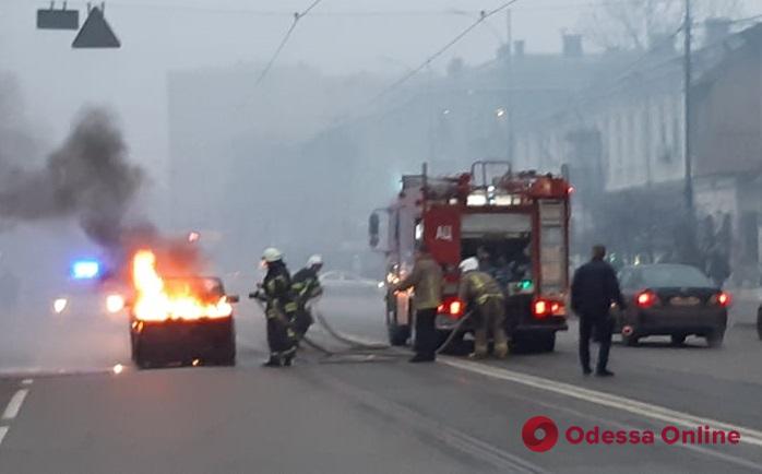 В центре Одессы загорелась легковушка