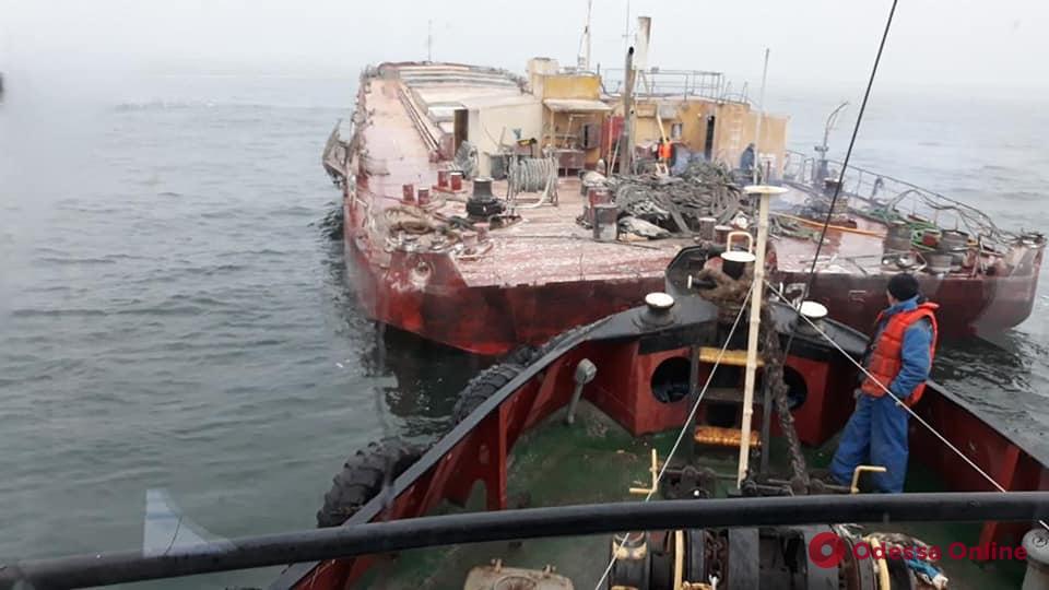 В море под Одессой спасали тонущую баржу