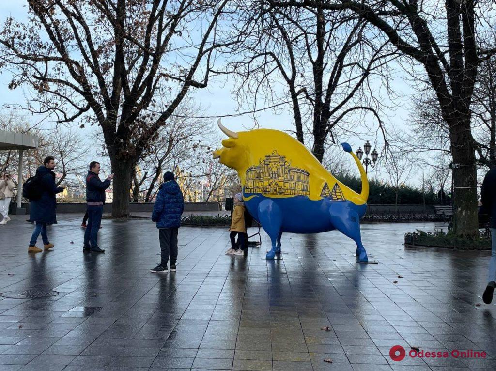 В Одессе на Приморском бульваре установили символ следующего года (фотофакт)