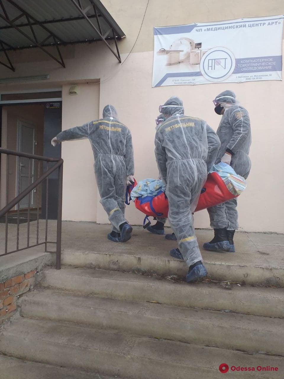 В Одесской области для транспортировки пациентки понадобилась помощь спасателей