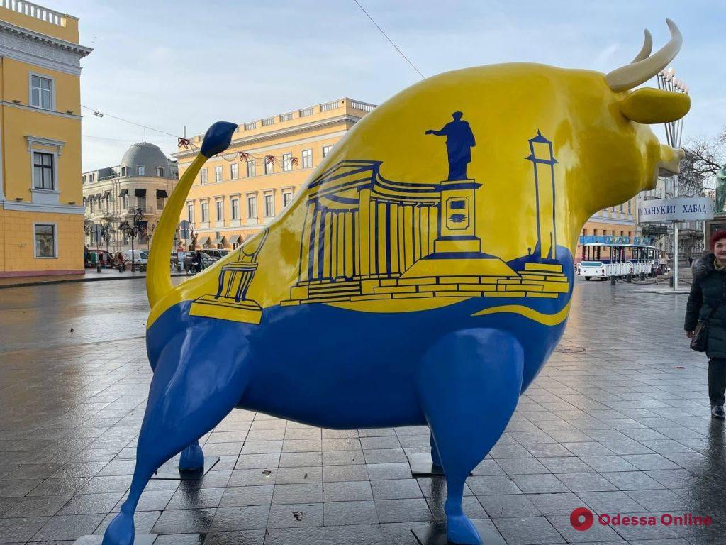 В Одессе на Приморском бульваре установили символ следующего года (фотофакт)