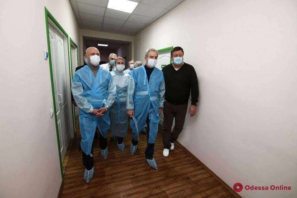 Геннадий Труханов и Сергей Гриневецкий проверили больницы, в которых готовят дополнительные места  для пациентов с Covid-19