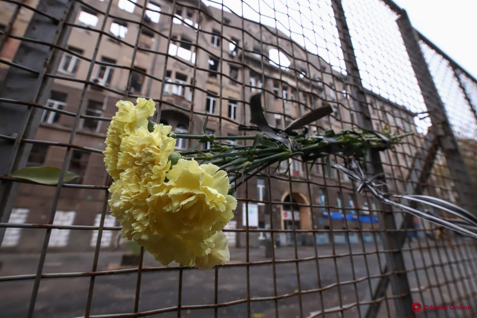 В Одессе почтили память жертв пожара в колледже на Троицкой