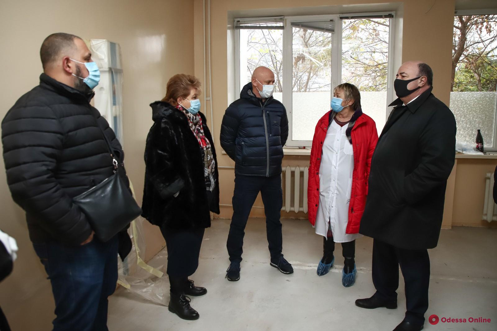 Мэр Одессы проинспектировал больницу №8, где откроют отделение для приема пациентов с Cоvid-19