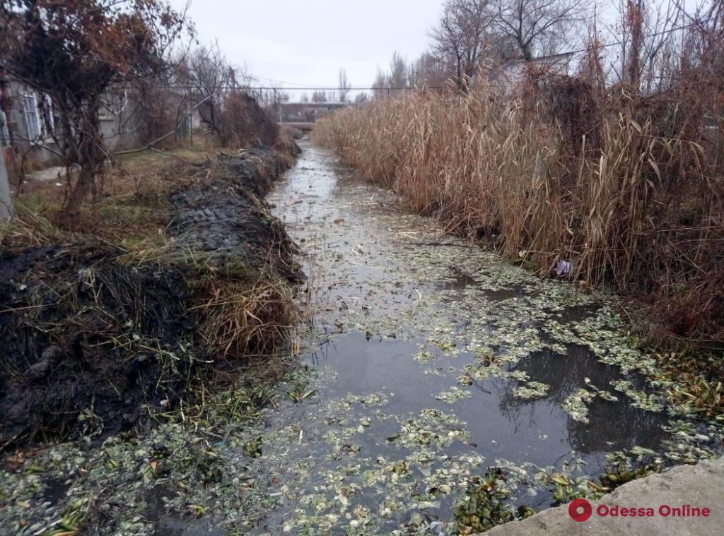 Одесские коммунальщики расчищают Румынский канал на поселке Большевик