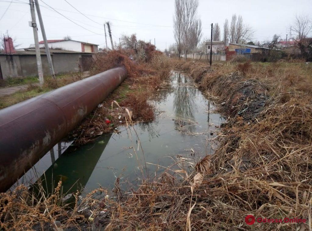 Одесские коммунальщики расчищают Румынский канал на поселке Большевик