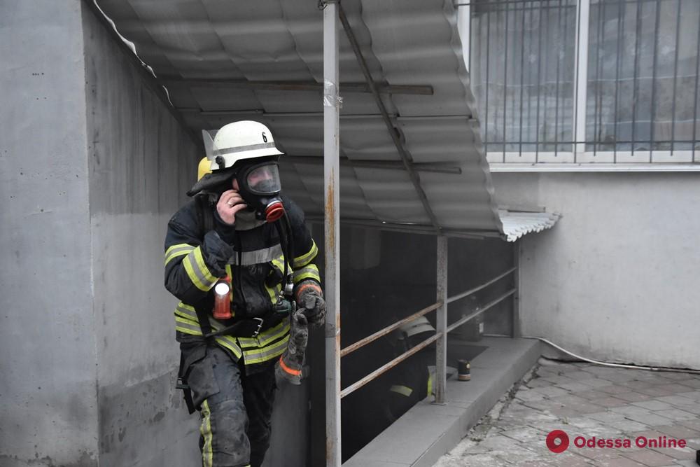 На Таирова тушили пожар в подвале многоэтажки