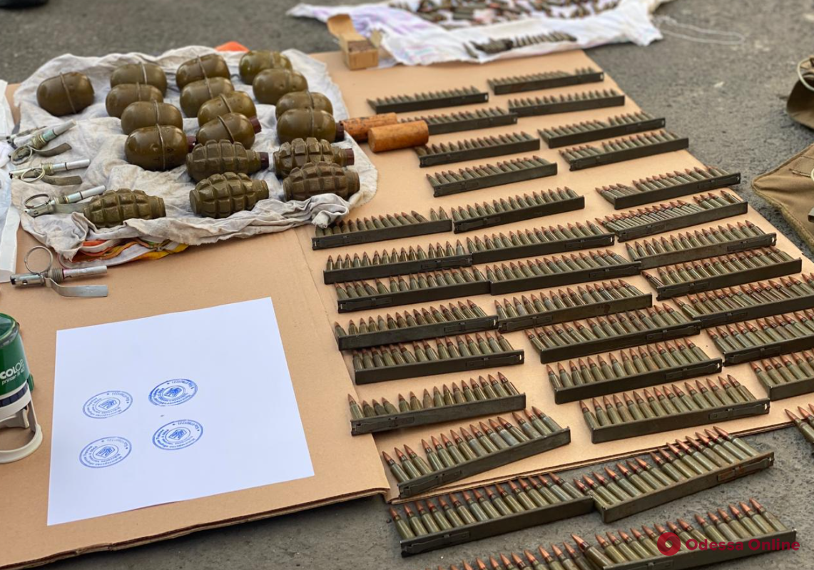 Военные из Одесской области незаконно продавали оружие и боеприпасы