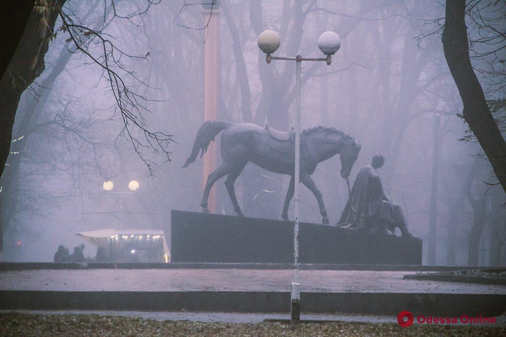 Одессу окутал туман (фоторепортаж)