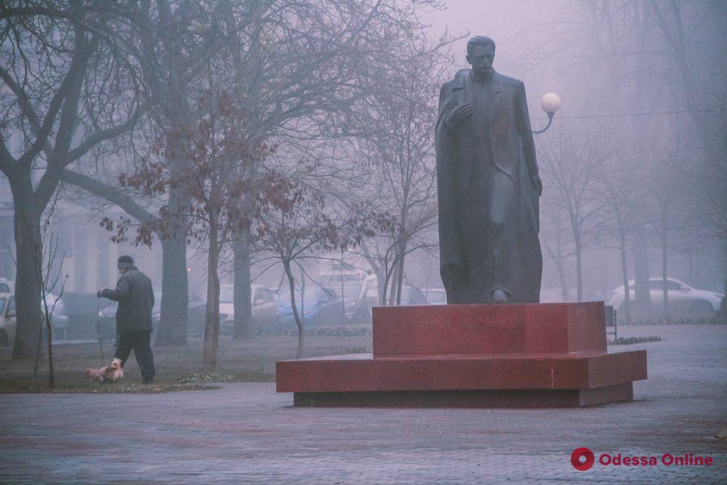 Одессу окутал туман (фоторепортаж)