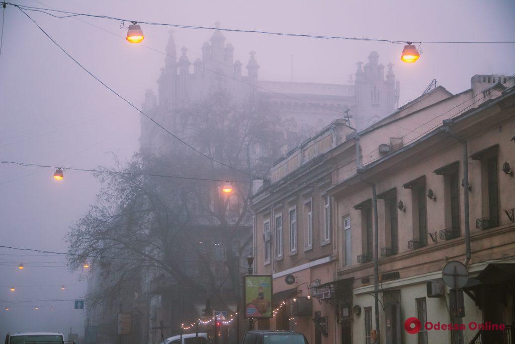 Одессу окутал туман (фоторепортаж)