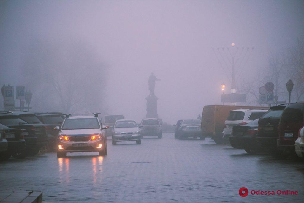 Одессу окутал туман (фоторепортаж)