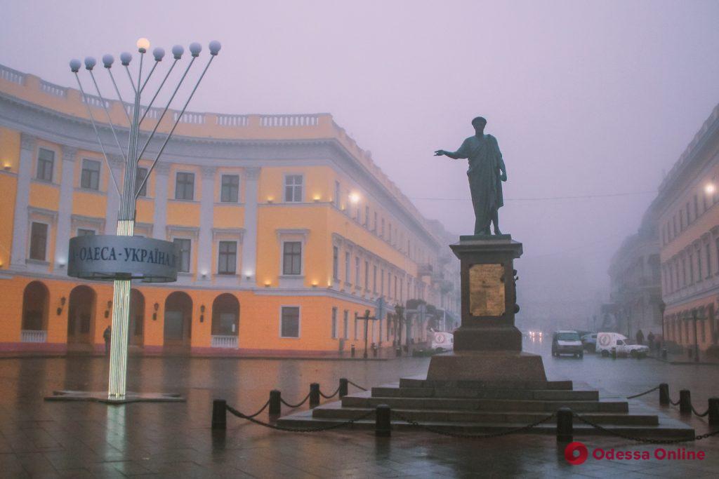 Одессу окутал туман (фоторепортаж)