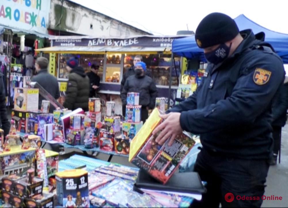 Одесские спасатели проверяют правила продажи пиротехники