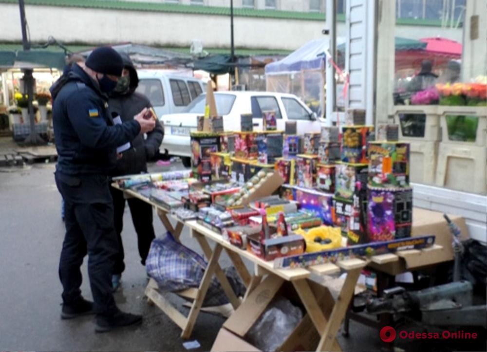 Одесские спасатели проверяют правила продажи пиротехники