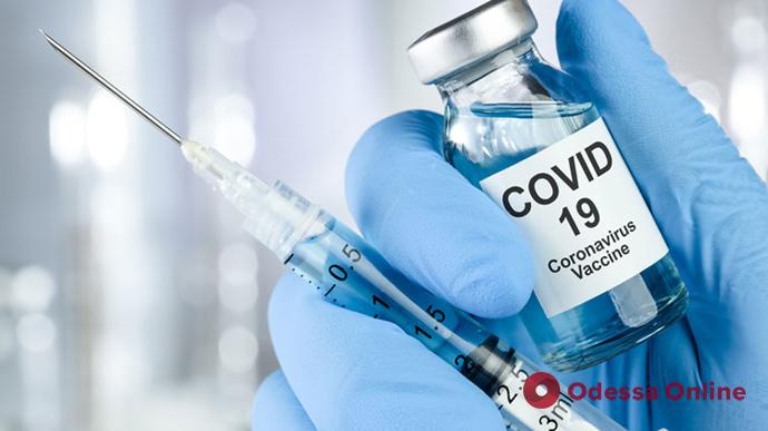 Первый этап вакцинации от коронавируса в Украине начнётся в следующем месяце