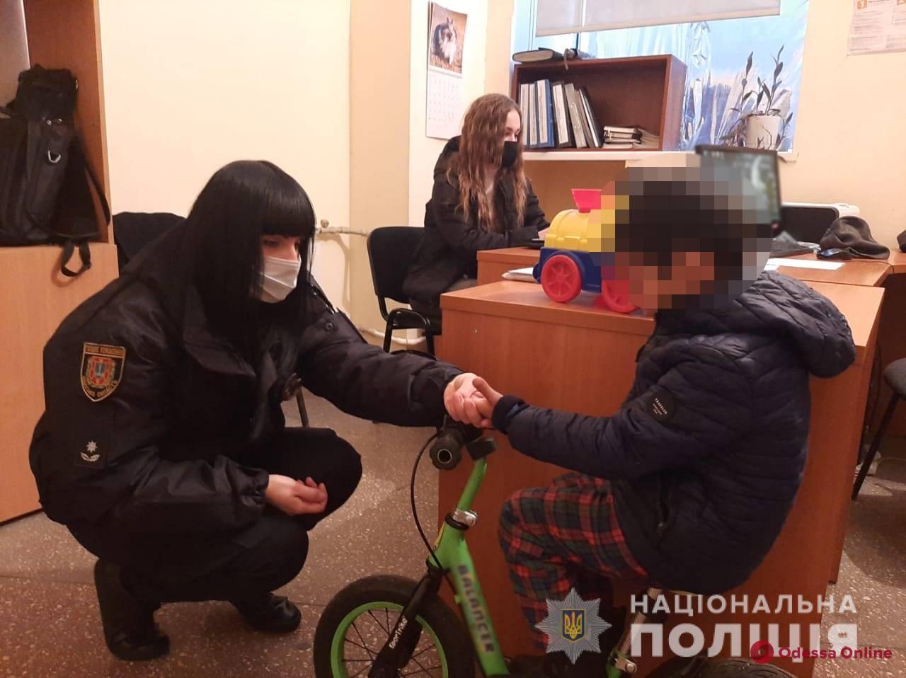 Играл в прятки и заблудился: в Одессе полицейские искали маму 5-летнего мальчика
