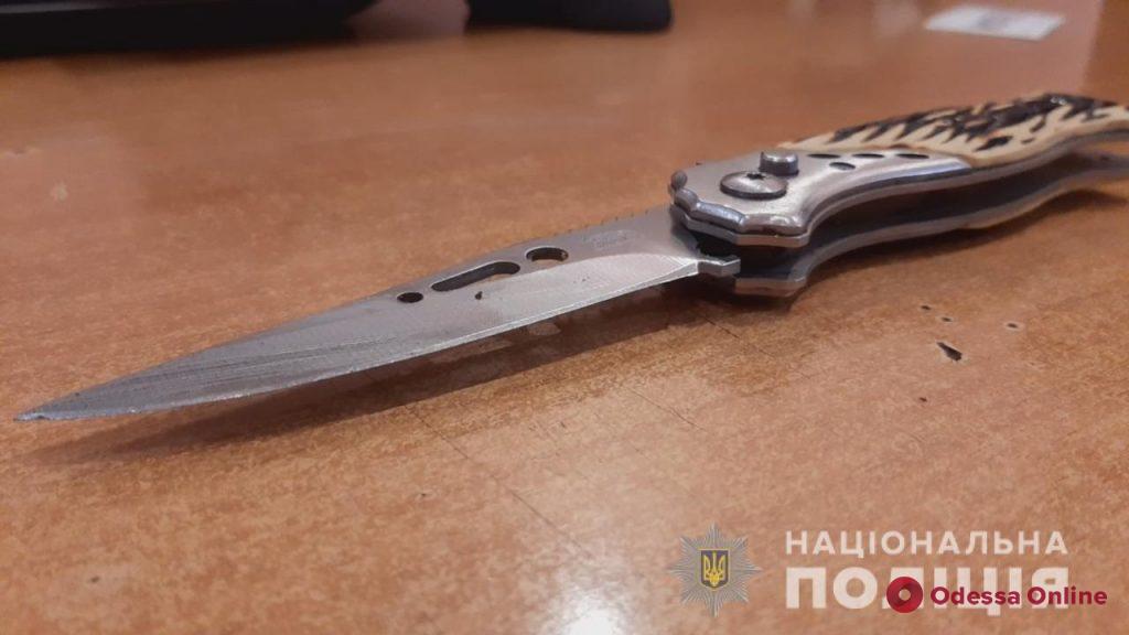 В Одессе разбойники-гастролеры напали с ножом на продавщицу магазина