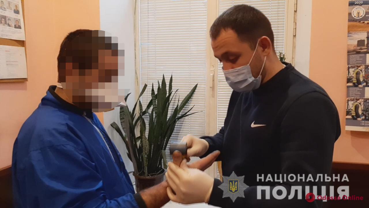 В Одессе разбойники-гастролеры напали с ножом на продавщицу магазина