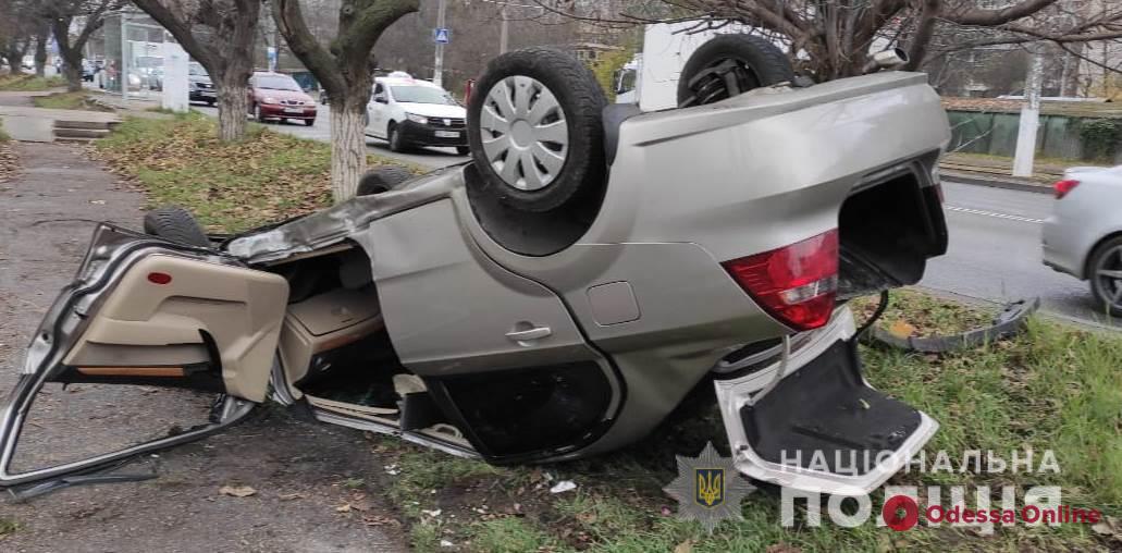 На Люстдорфской дороге Chevrolet перевернулся после столкновения с Mazda – пострадала девушка