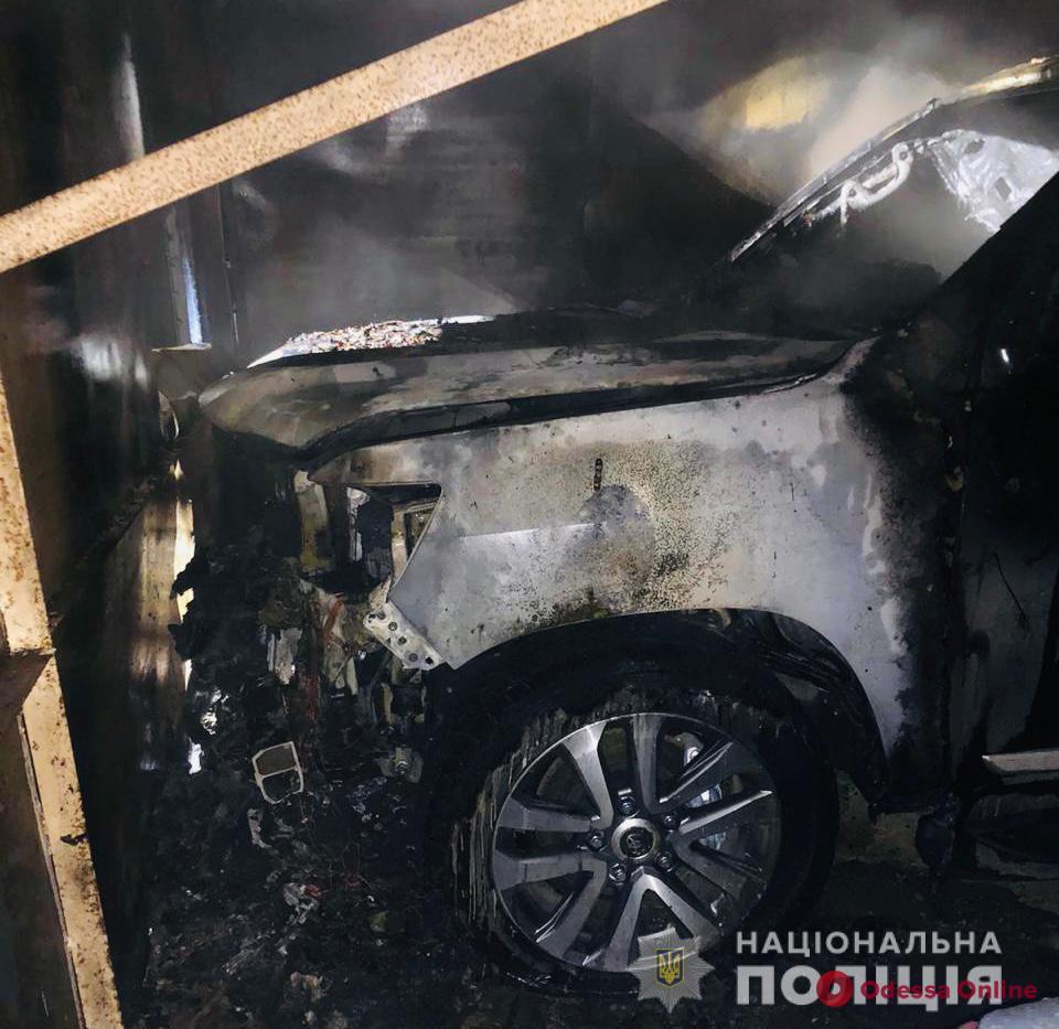 В Одессе на поселке Котовского подожгли Toyota Land Cruiser