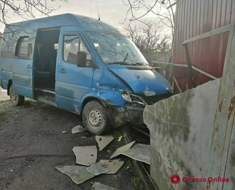 В Измаиле микроавтобус после столкновения с легковушкой въехал в забор частного дома