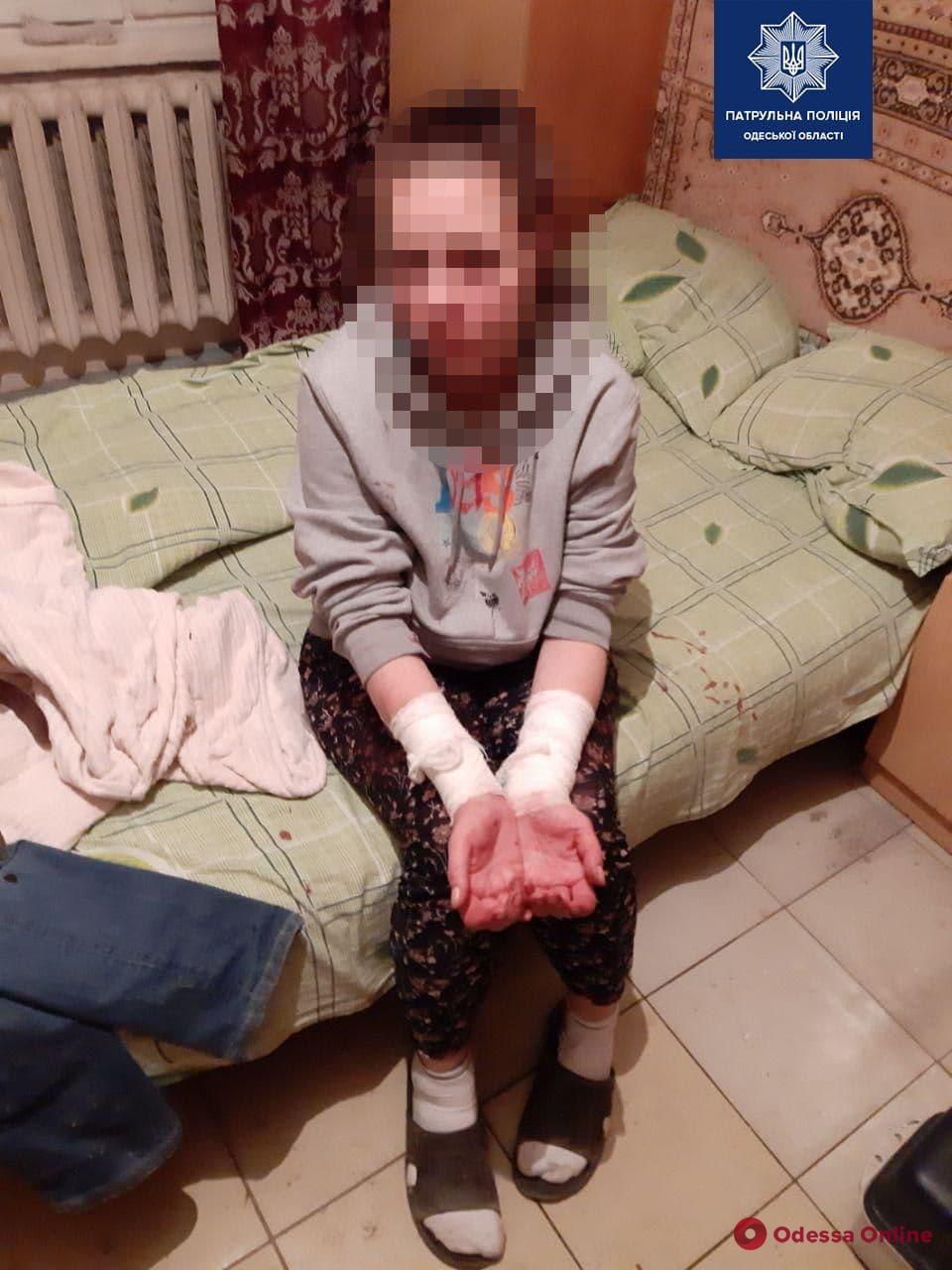 Одесские патрульные спасали вскрывшую себе вены женщину