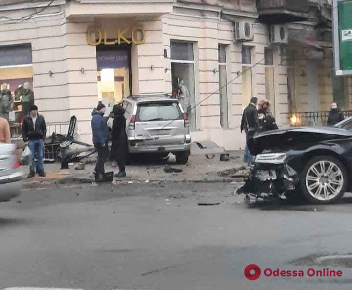 В центре Одессы внедорожник снес светофор и налетел на ступеньки магазина (фото)