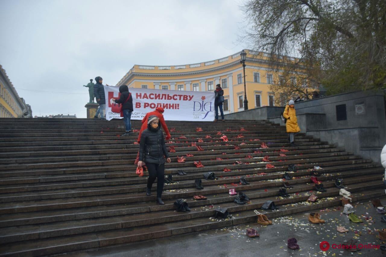 «Красная обувь»: в Одессе прошла акция против домашнего насилия (фото)