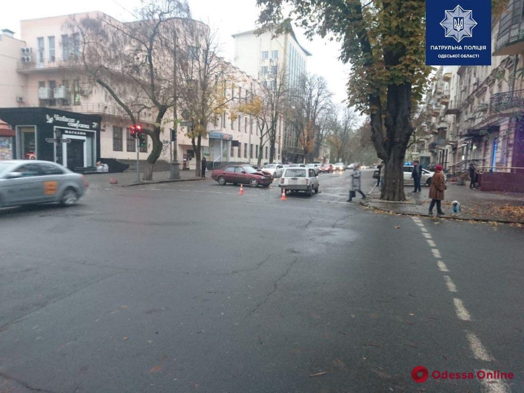 В центре Одессы столкнулись Toyota и ВАЗ – пострадали два человека