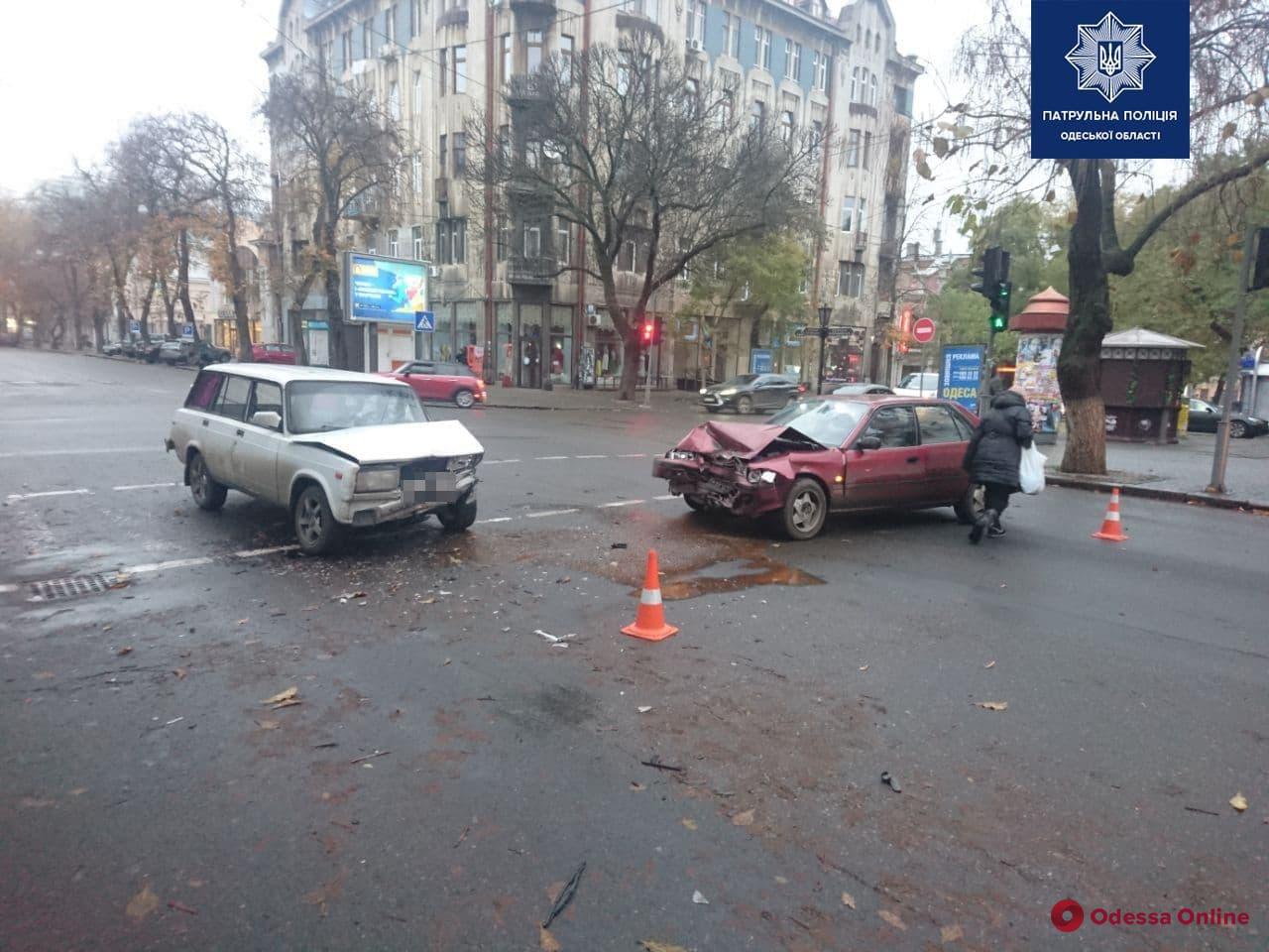 В центре Одессы столкнулись Toyota и ВАЗ – пострадали два человека