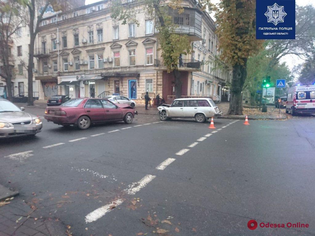 В центре Одессы столкнулись Toyota и ВАЗ – пострадали два человека