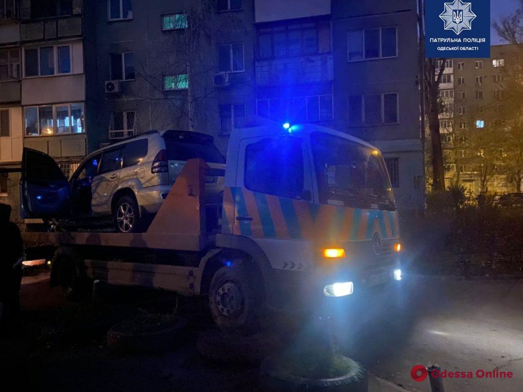 В Одессе пьяный водитель предлагал патрульным взятку, пытался скрыться и въехал в подъезд многоэтажки (фото, видео)