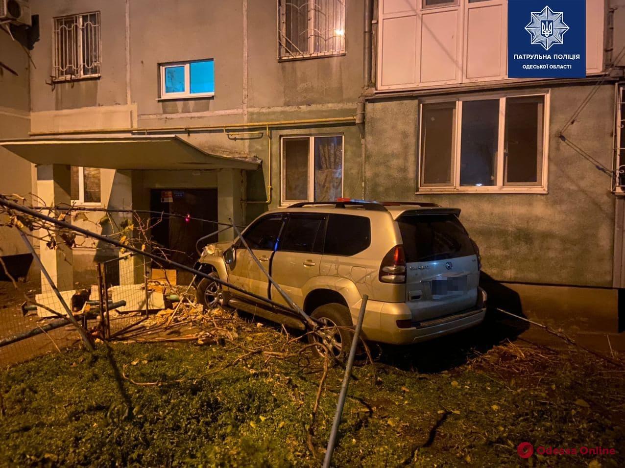 В Одессе пьяный водитель предлагал патрульным взятку, пытался скрыться и въехал в подъезд многоэтажки (фото, видео)