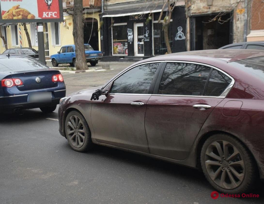 В центре Одессы водитель пытался скрыться от правоохранителей и угодил в ДТП