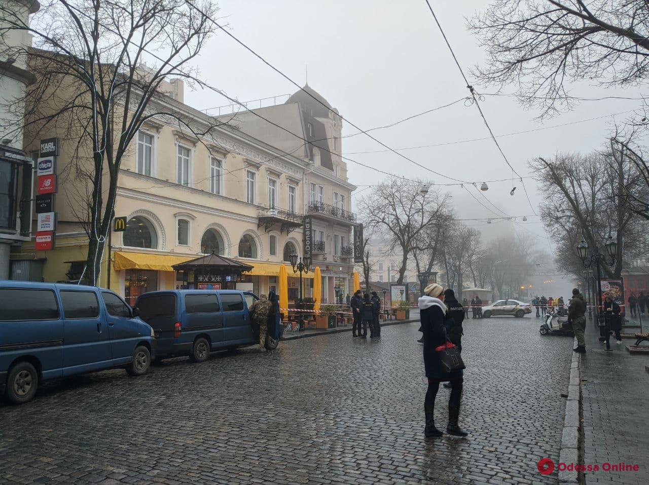 В «Макдоналдсе» на Дерибасовской мужчина угрожал взорвать гранату (обновляется, видео)